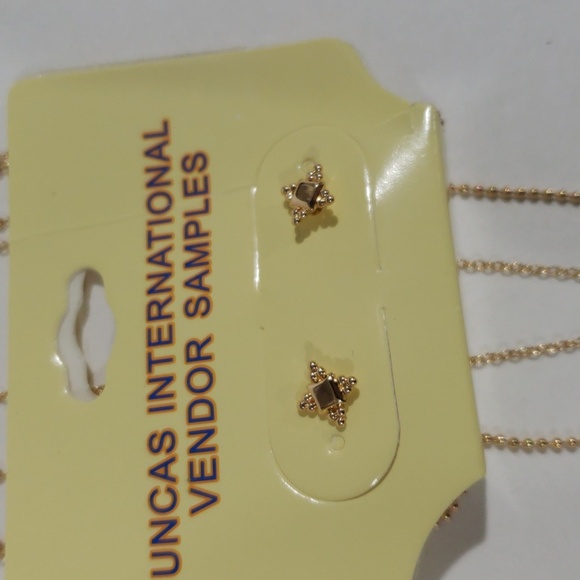 Elegant Gold-Tone Layered Pendant Necklace & Stud Earrings Set - Stylish Women's - Picture 8 of 12